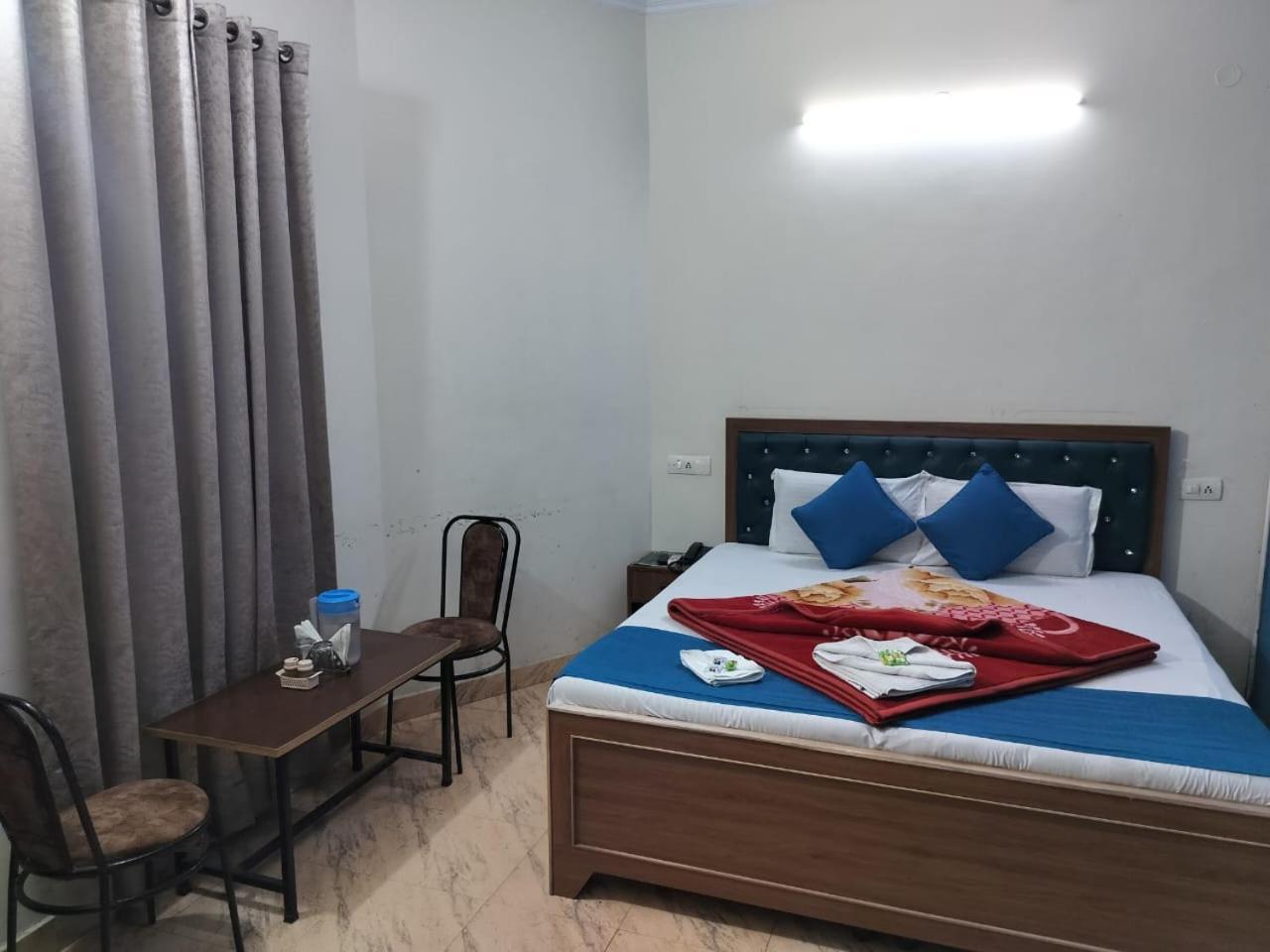 Hotel Holiday Inn Paradise Chandīgarh エクステリア 写真